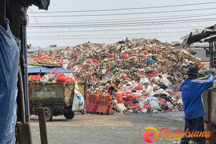 Sampah Menggunung hingga Tutupi Kios Pasar di Depok