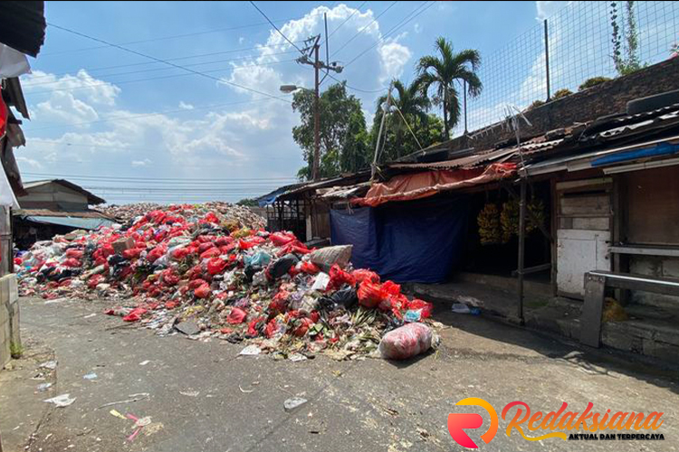 Sampah Menggunung hingga Tutupi Kios Pasar di Depok