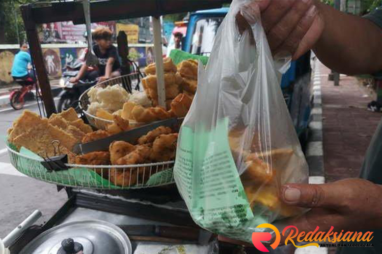 Pedagang Campur Bungkus Plastik untuk Membuat Gorengan