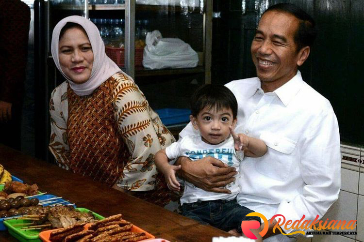 Jokowi & Ibu Iriana Nikmati Momen Santai, Makan Sate Bersama