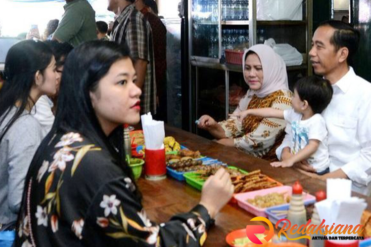 Jokowi & Ibu Iriana Nikmati Momen Santai, Makan Sate Bersama