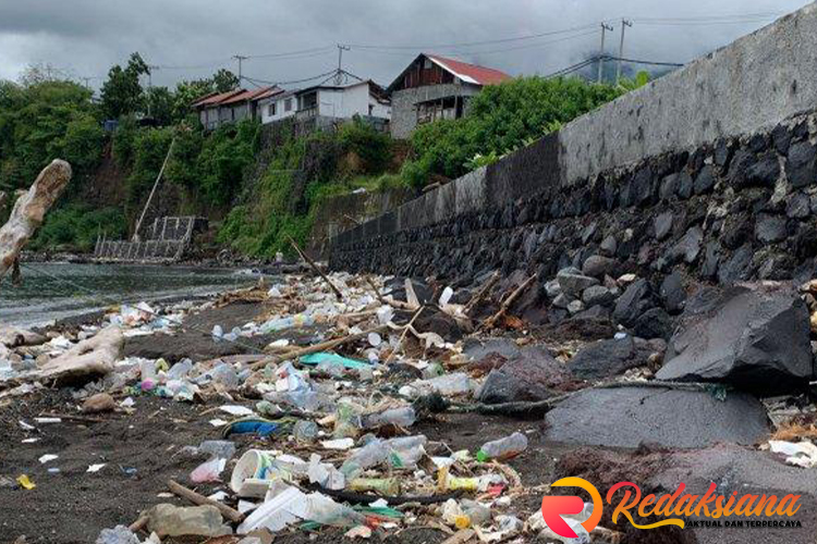 Pantai Kalumata Ternate Tercemar Sampah