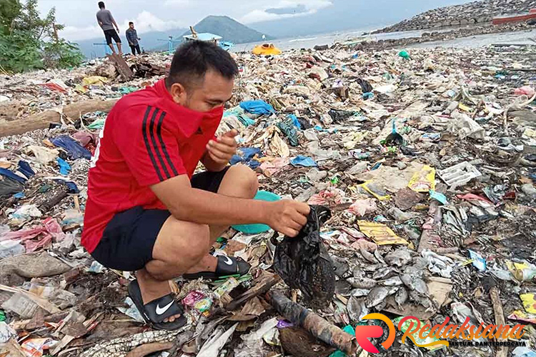 Pantai Kalumata Ternate Tercemar Sampah