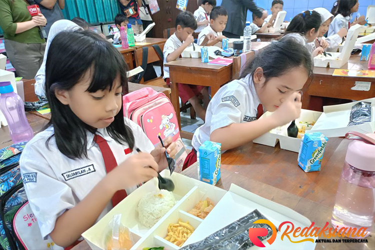 Senangnya Anak-anak Dapat Makan Siang Bergizi