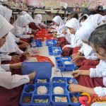 Senangnya Anak-anak Dapat Makan Siang Bergizi