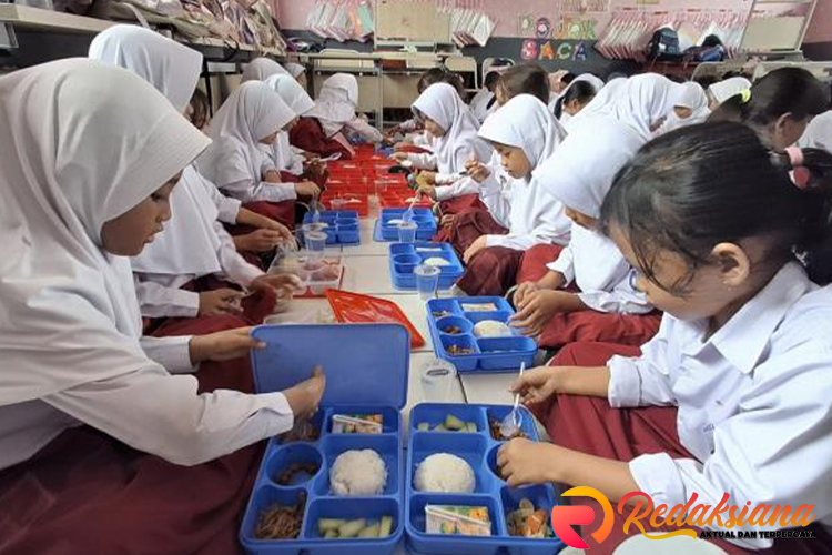 Senangnya Anak-anak Dapat Makan Siang Bergizi