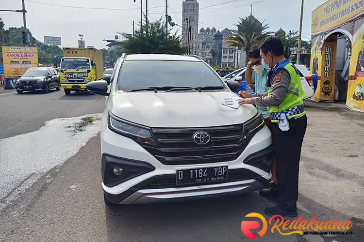 Polisi Ungkap Wisatawan Pakai Pelat Palsu Lolos Gage di Puncak