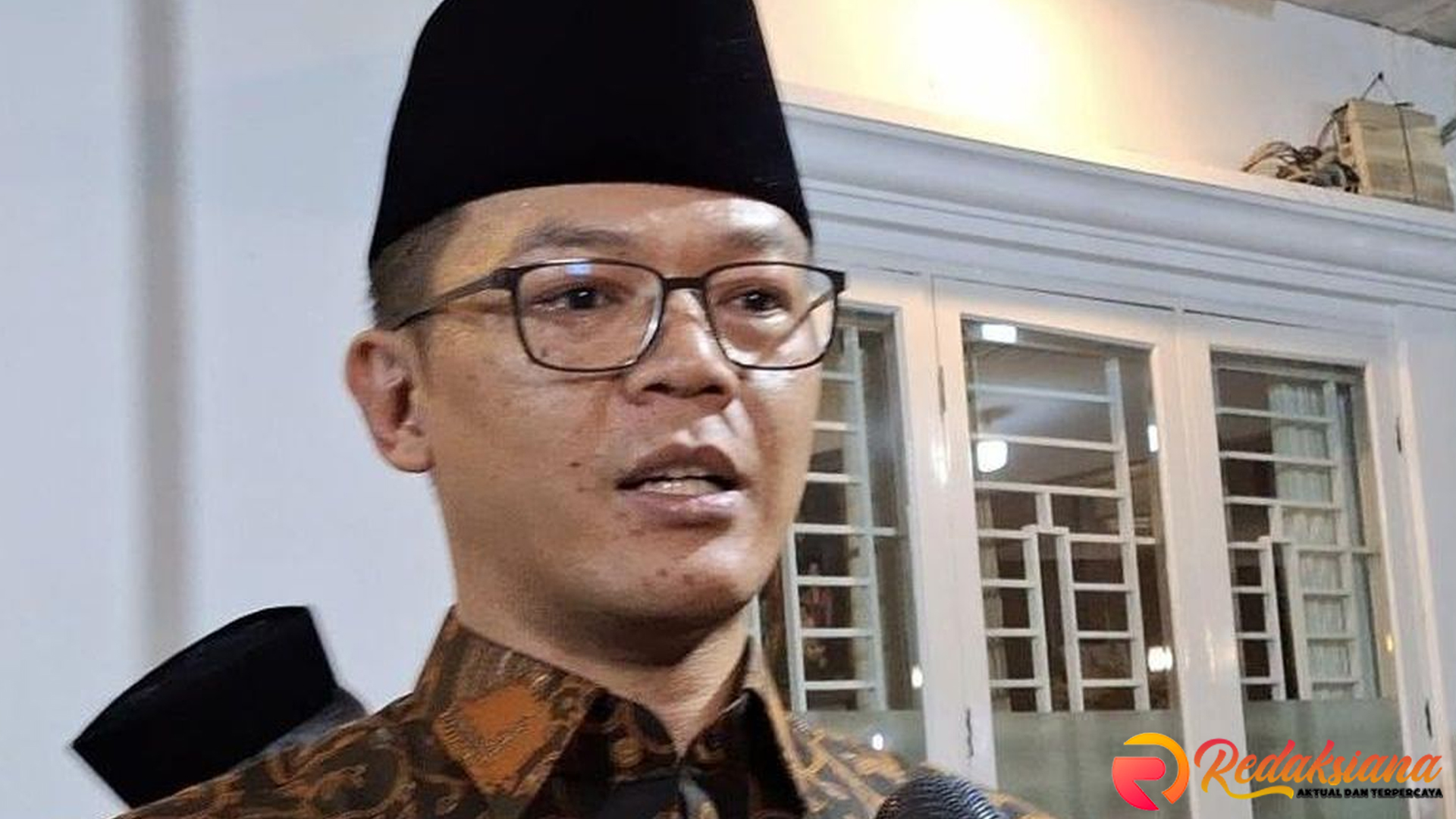 Penghormatan: Menlu Sugiono Pimpin Pemakaman Hasjim Djajal