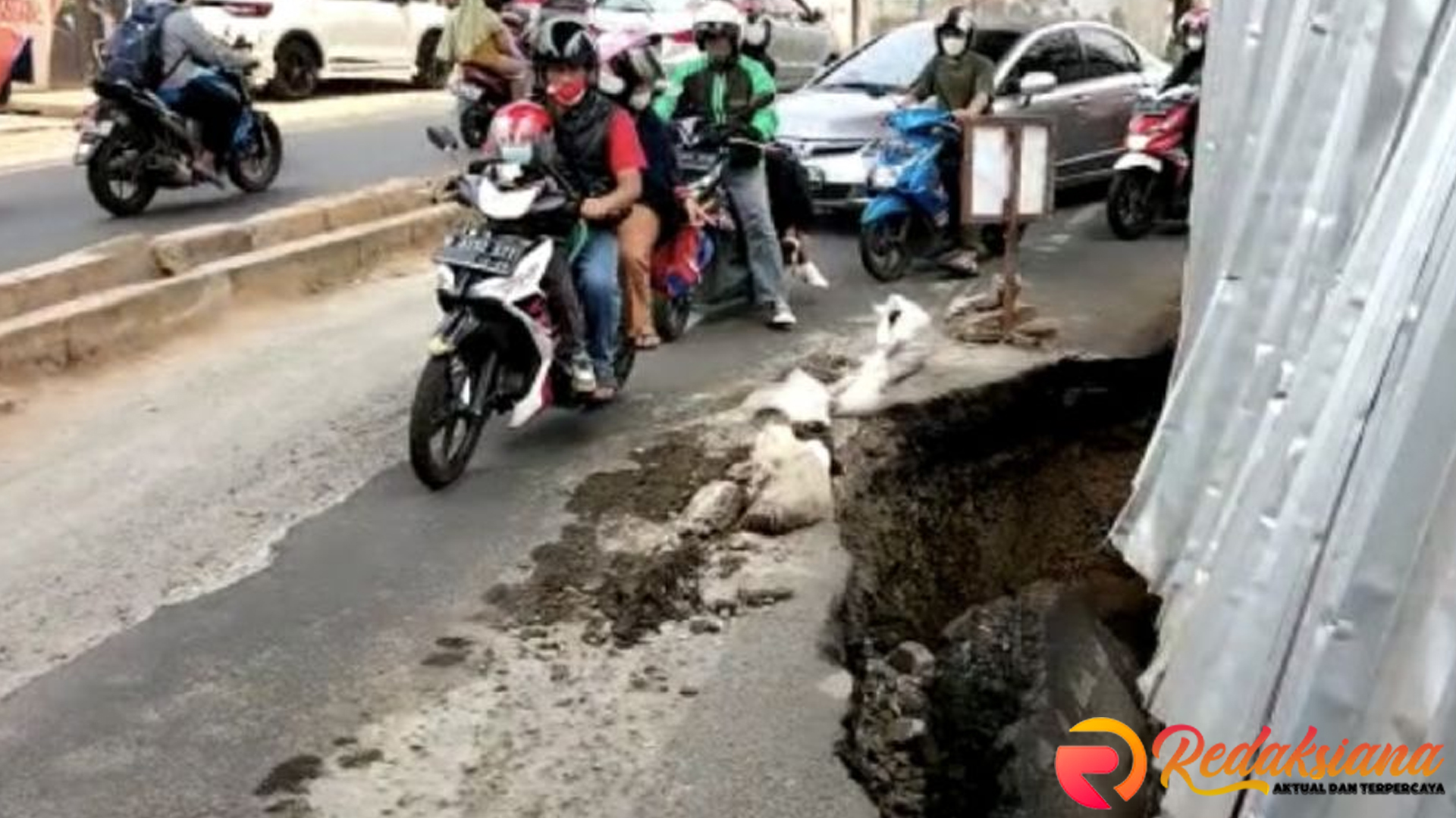 Amblesan Korbankan Pemotor di Jalan Ciledug Raya