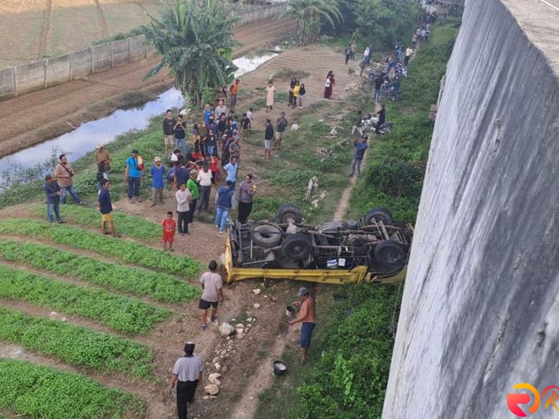 Truk Terjun Bebas dari Jembatan di Tol Cibitung-Tanjung Priok