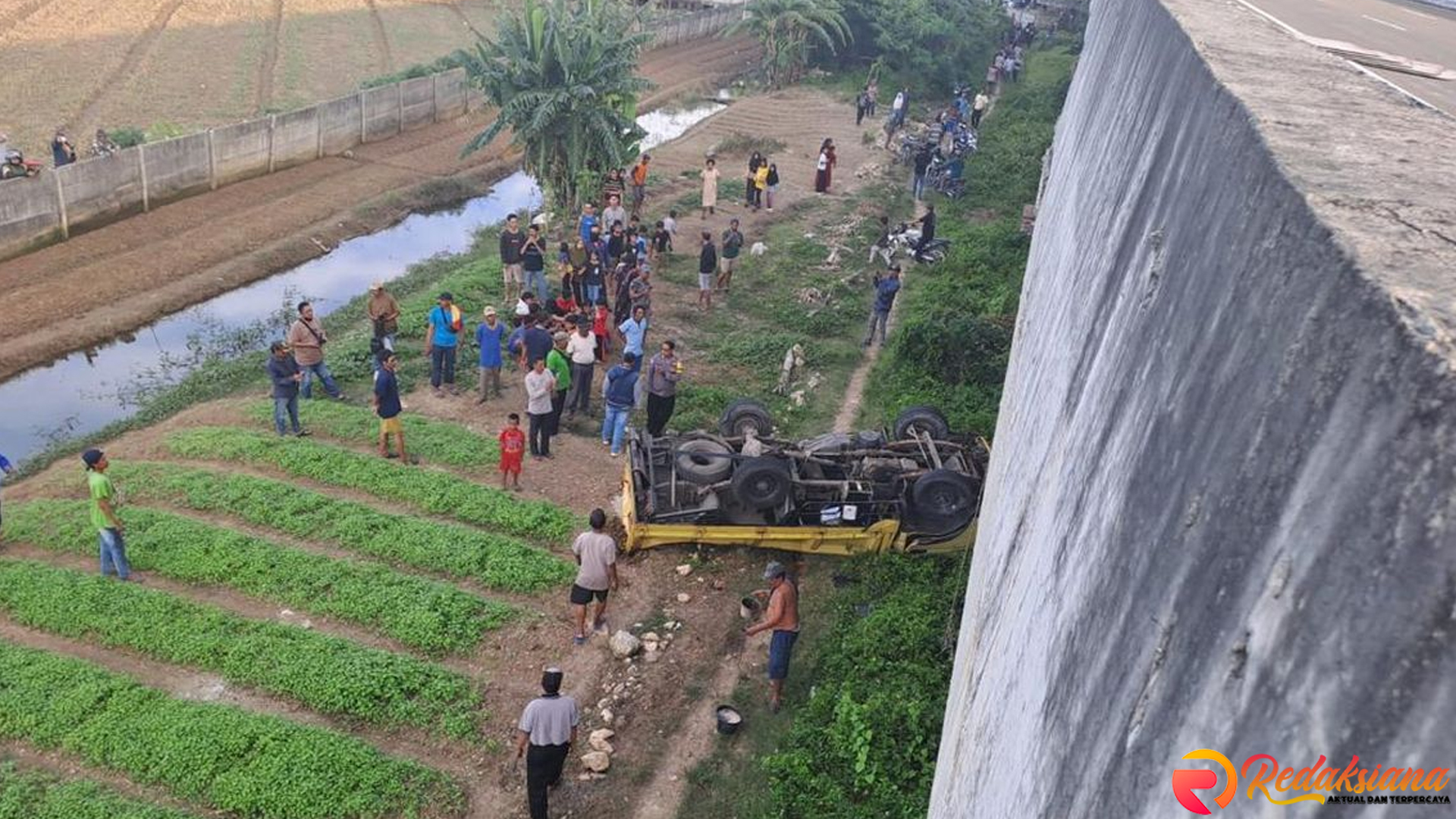 Truk Terjun Bebas dari Jembatan di Tol Cibitung-Tanjung Priok