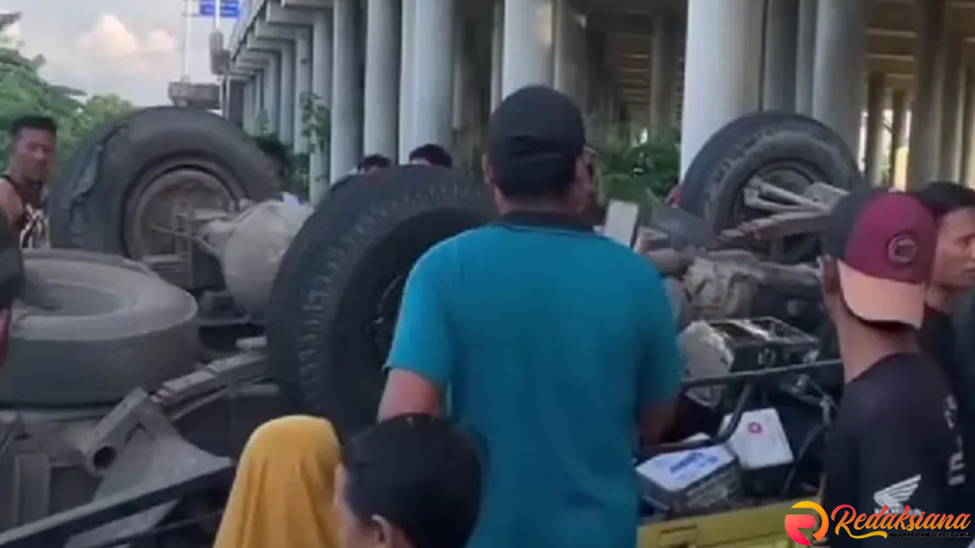 Truk Terjun Bebas dari Jembatan di Tol Cibitung-Tanjung Priok